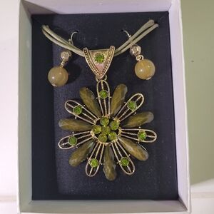 Elegant Green and Gold Jewelry Set